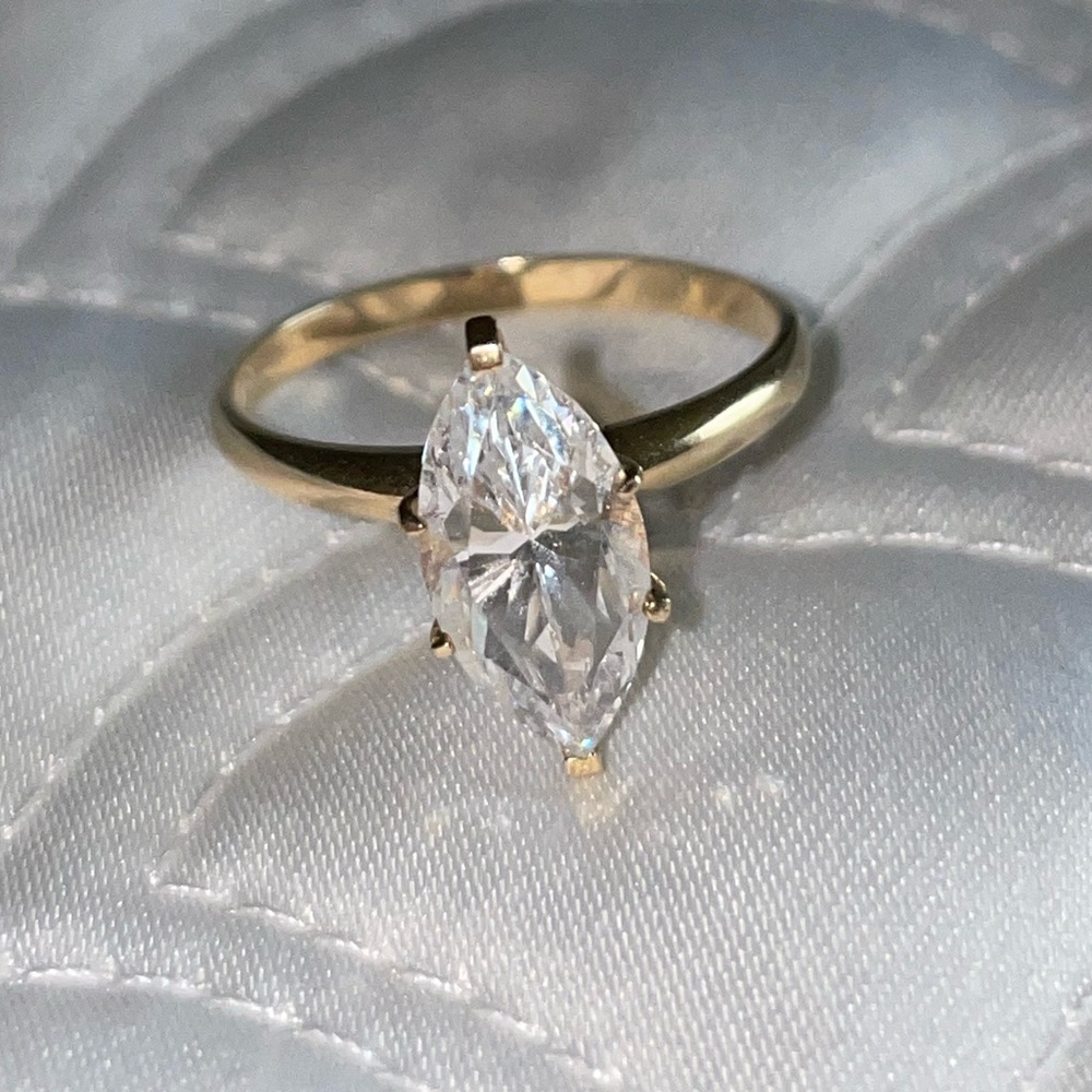 14 k Gold ring with cubic zirconia.